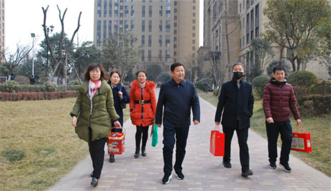 公司黨政工領(lǐng) 導(dǎo)親切看望慰問(wèn)老干部、老同志和困難勞模、困難員工