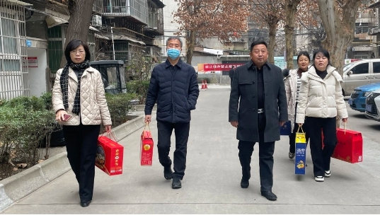 公司領(lǐng) 導看望慰問離退休老同志